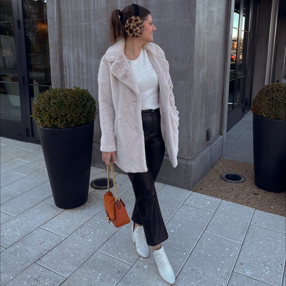 Meet your posher! - Picture 1 of 3